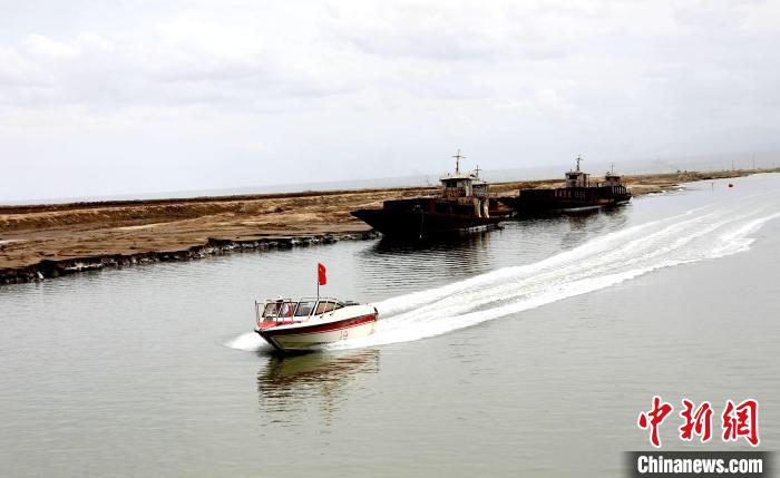 圖為茶卡鹽湖?！⊙Φ?攝