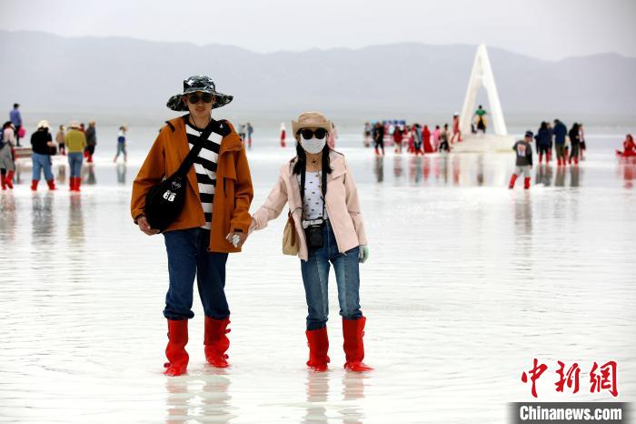 圖為游客在茶卡鹽湖之中?！⊙Φ?攝
