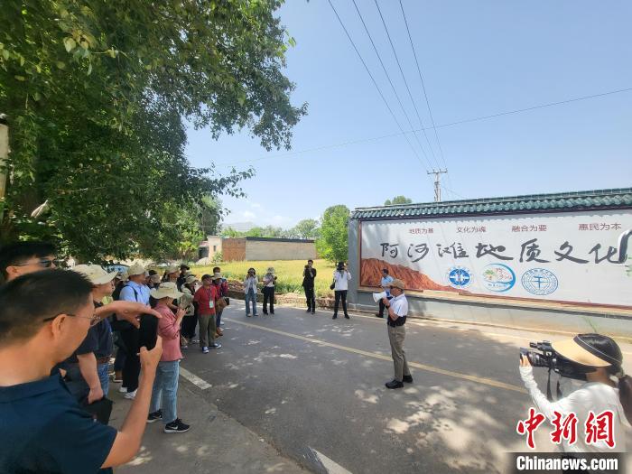 圖為中國(guó)地質(zhì)大學(xué)(北京)教授張緒教介紹村落情況。　胡友軍 攝