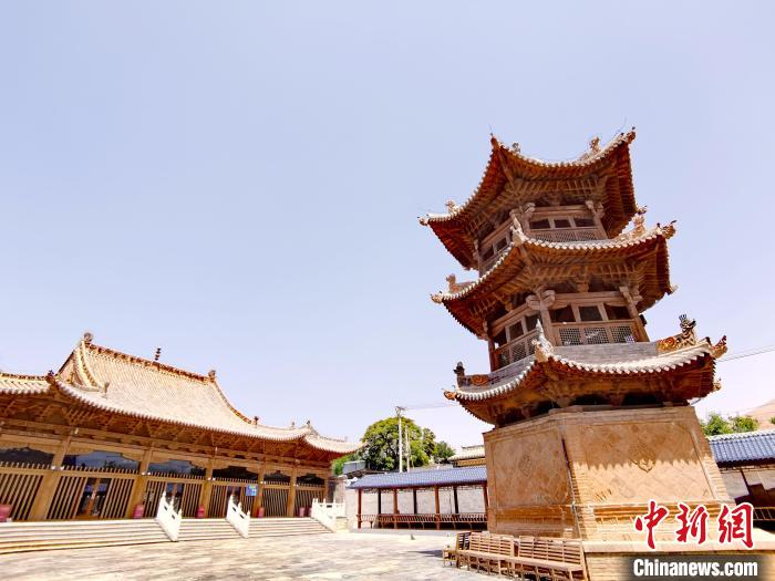 圖為阿河灘清真寺局部?！?zhí)砀?攝