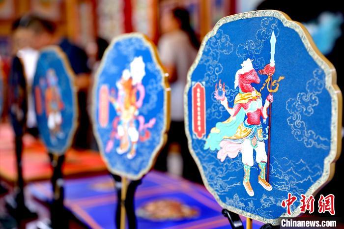 圖為唐卡延伸產(chǎn)品?！⊙Φ?攝
