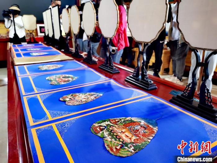 圖為唐卡延伸產(chǎn)品?！?zhí)砀?攝
