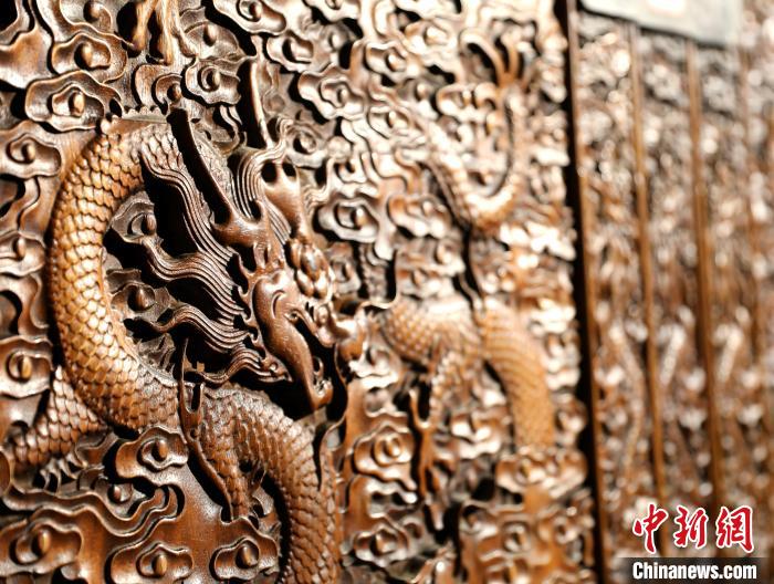 圖為青海永錄民俗博物館內(nèi)珍藏的中式家具細(xì)節(jié)展示?！⊙Φ?攝