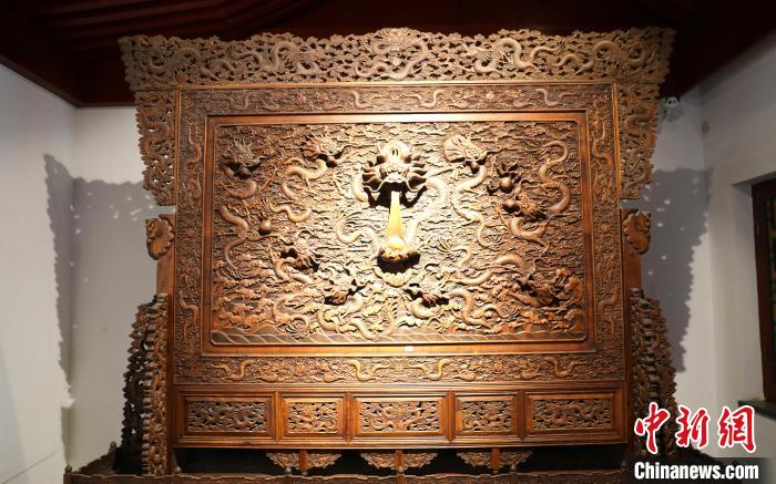 圖為青海永錄民俗博物館內(nèi)珍藏的中式家具?！⊙Φ?攝