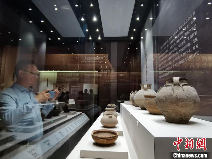 圖為河湟文化博物館展陳的陶器?！?zhí)砀?攝