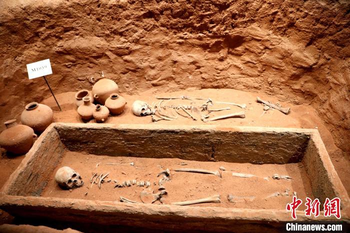 圖為河湟文化博物館復(fù)制展陳的墓葬及其彩陶陪葬品?！⊙Φ?攝