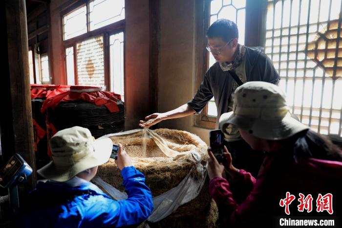 圖為青稞酒文化展示?！⊙Φ?攝