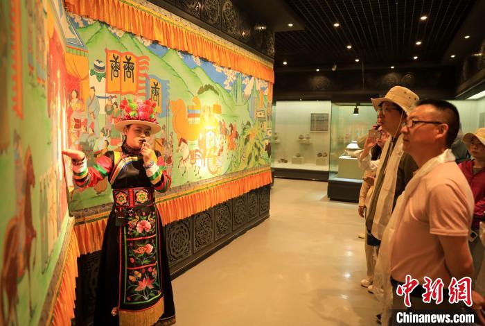 圖為媒體記者了解土族文化?！⊙Φ?攝