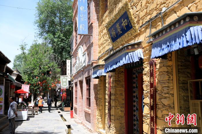 圖為平安驛·河湟民俗文化體驗(yàn)地的門店?！⊙Φ?攝