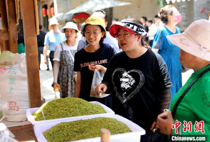 圖為民眾購買青海特色小吃?！⊙Φ?攝