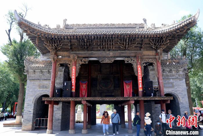 圖為平安驛·河湟民俗文化體驗(yàn)地的戲樓?！⊙Φ?攝