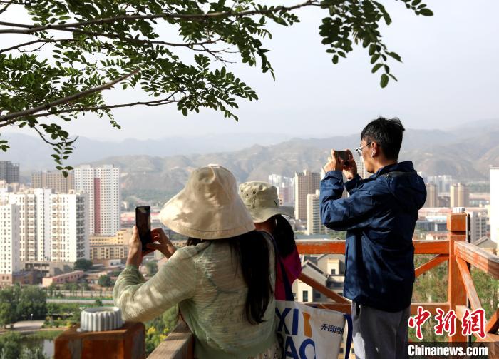 圖為媒體記者登頂朝陽山。　薛蒂 攝