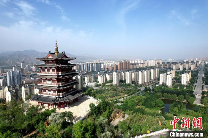 圖為航拍樂都區(qū)朝陽山片區(qū)?！⊙Φ?攝