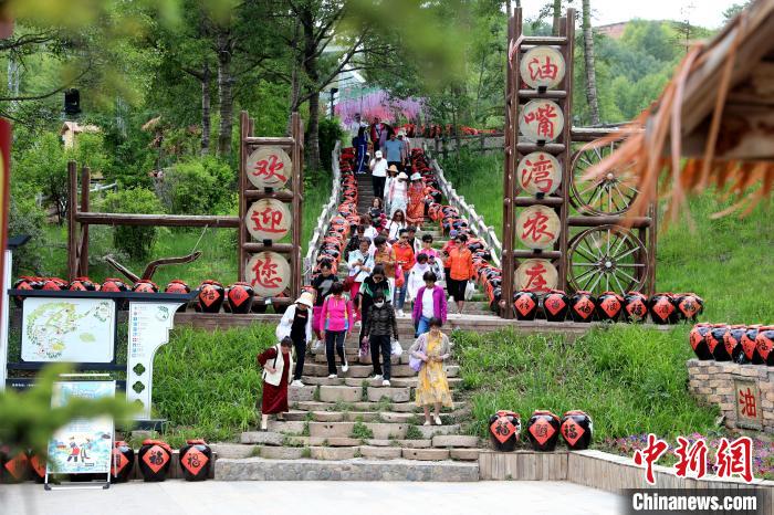 圖為油嘴灣生態(tài)文化景區(qū)的游客?！⊙Φ?攝