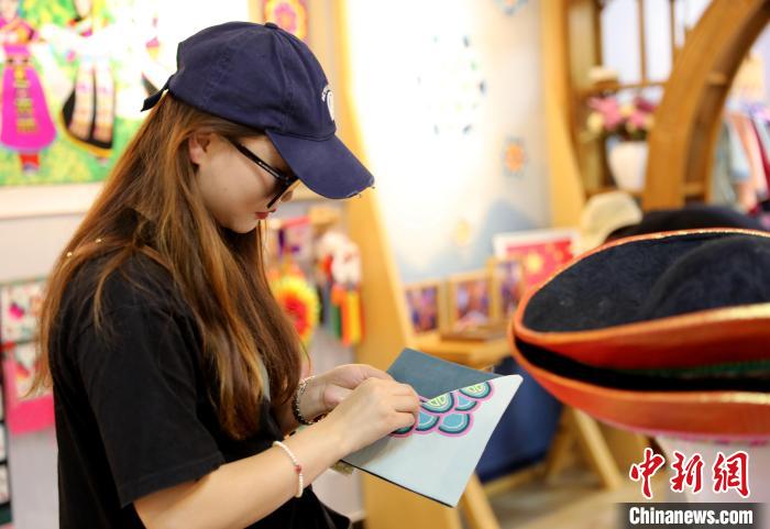 圖為民眾體驗國家級非遺項目盤繡技藝。　薛蒂 攝