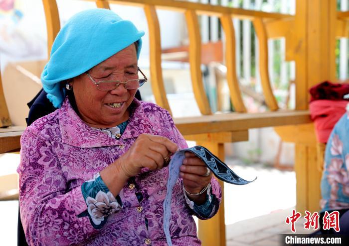 圖為繡娘在土族盤繡園內(nèi)制作盤繡。　薛蒂 攝