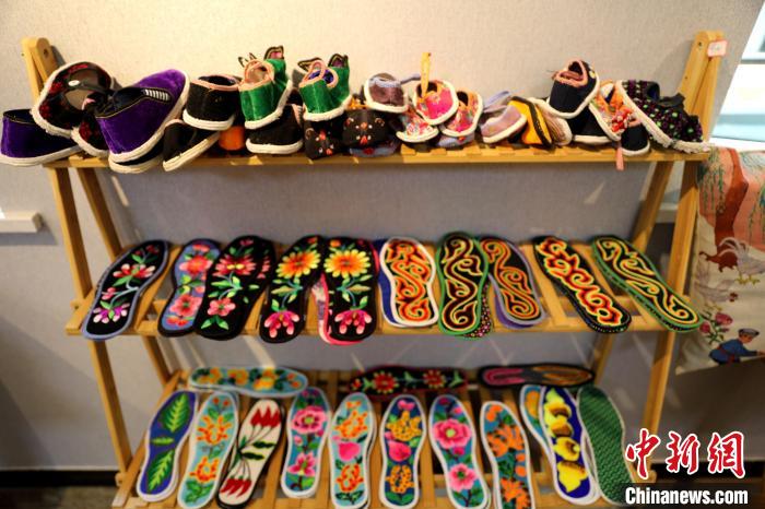 圖為盤繡作品?！⊙Φ?攝