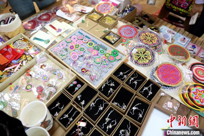 圖為盤繡作品?！⊙Φ?攝