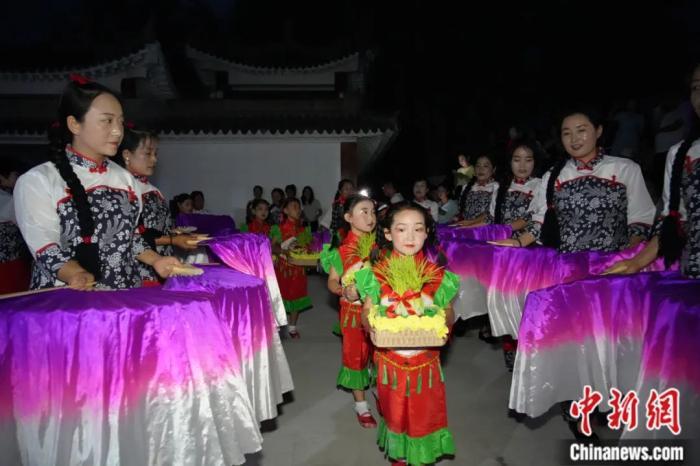 甘肅省西和縣姜席鎮(zhèn)晚霞湖畔，當(dāng)?shù)孛耖g舉行盛大的乞巧儀式。魏朵朵 攝