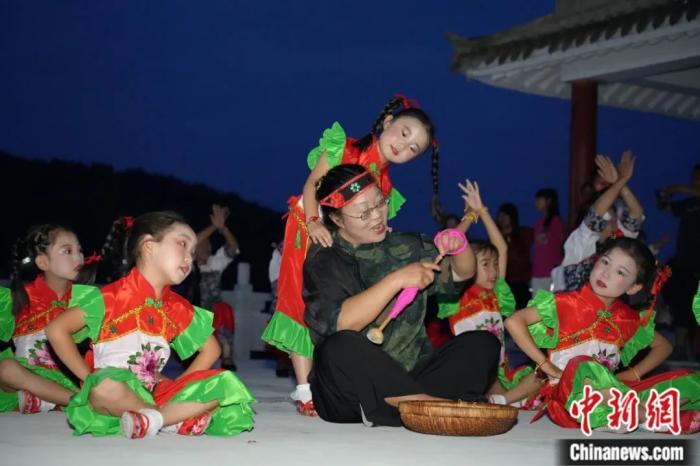 甘肅省西和縣小朋友們迎接“巧娘娘”。魏朵朵 攝