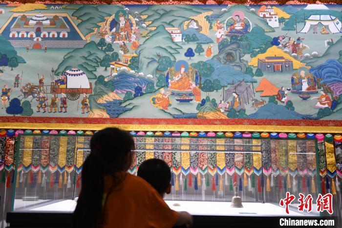 8月20日，兩名小觀眾參觀大型歷史題材卷軸唐卡“涼州會盟”。　戴文昌 攝