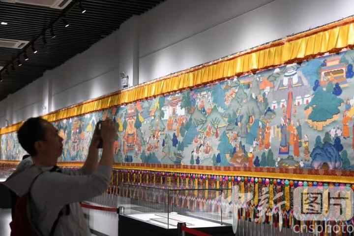 圖為觀眾觀看唐卡《涼州會(huì)盟》。 中新社記者 戴文昌 攝