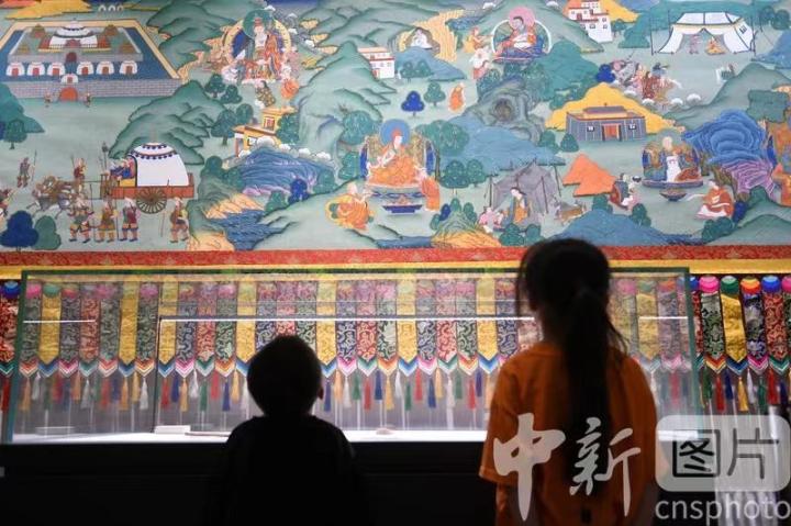 圖為觀眾參觀唐卡《涼州會(huì)盟》。 中新社記者 戴文昌 攝