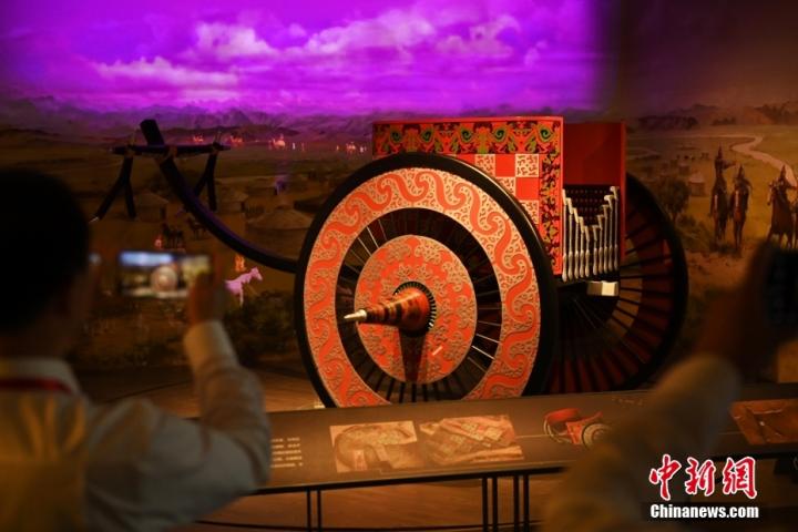 8月16日，甘肅省天水市張家川回族自治縣馬家塬車輿博物館內(nèi)，游客拍攝等比例的戰(zhàn)國西戎車輿復(fù)制品。