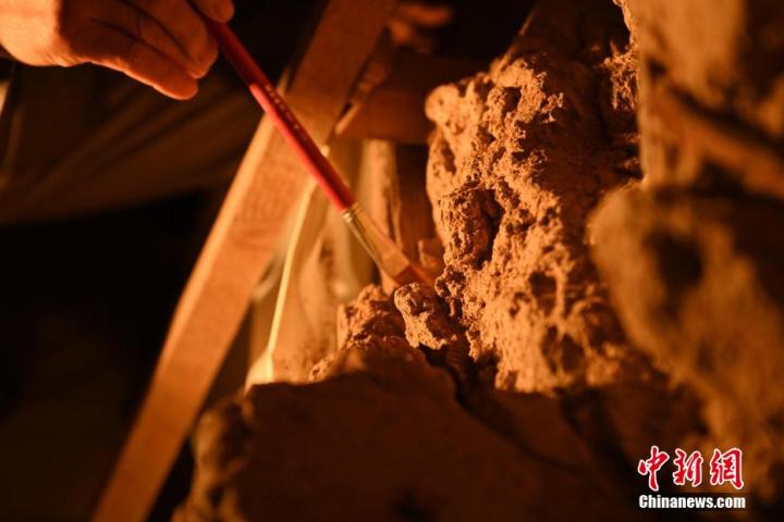 8月25日，文物修復(fù)師牟常有進(jìn)行文物修復(fù)工作。