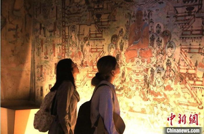 2023年8月27日，游客在甘肅省敦煌市博物館參觀文物展。張曉亮 攝(資料圖)