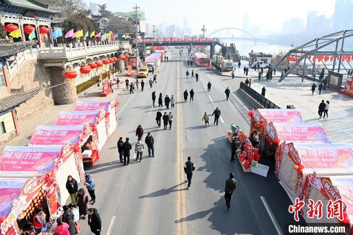 1月30日，蘭州黃河畔的年貨集市吸引顧客選購(gòu)年貨。九美旦增 攝</p><p>