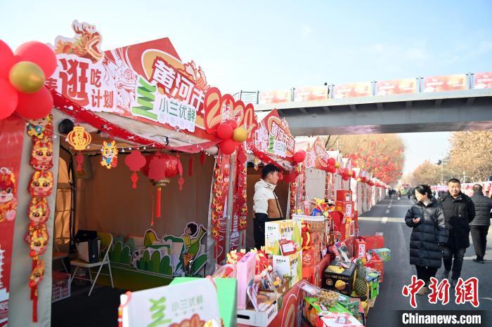 1月30日，蘭州黃河畔的年貨集市吸引顧客選購(gòu)年貨。九美旦增 攝</p><p>