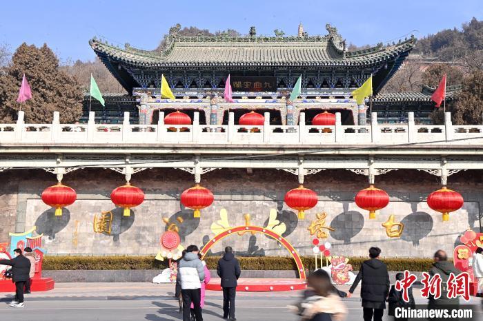 1月30日，裝扮一新的蘭州白塔山公園節(jié)日氛圍濃厚。九美旦增 攝</p><p>