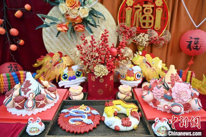 1月25日，春節(jié)臨近，蘭州一花饃店“龍”元素花饃熱銷。圖為展出的“龍”元素花饃。九美旦增 攝