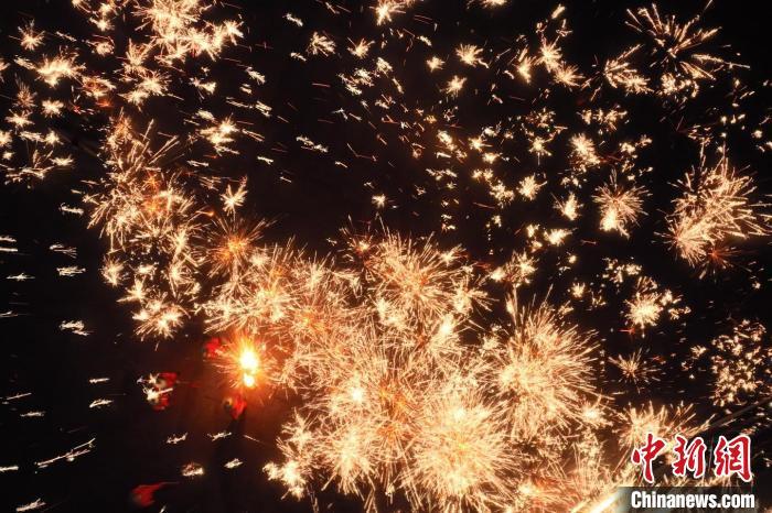 灼熱的鐵水在空中迸散。在空中形成“鐵花火雨”的景象，似天女散花，似群星漫天，如夢(mèng)如幻，美不勝收。侯奇志 攝</p>
<p>