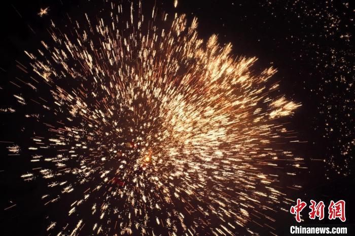 據(jù)悉，“花”與“發(fā)”諧音，取“打花打花，越打越發(fā)”之意。“打鐵花”不僅蘊(yùn)含著人們祈福納祥的美好愿望，也展現(xiàn)了民間生鐵冶煉傳統(tǒng)技藝的工匠精神。侯奇志 攝