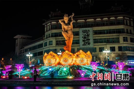 2024年春節(jié)期間，敦煌市中心盤旋路上的反彈琵琶燈組。王斌銀 攝