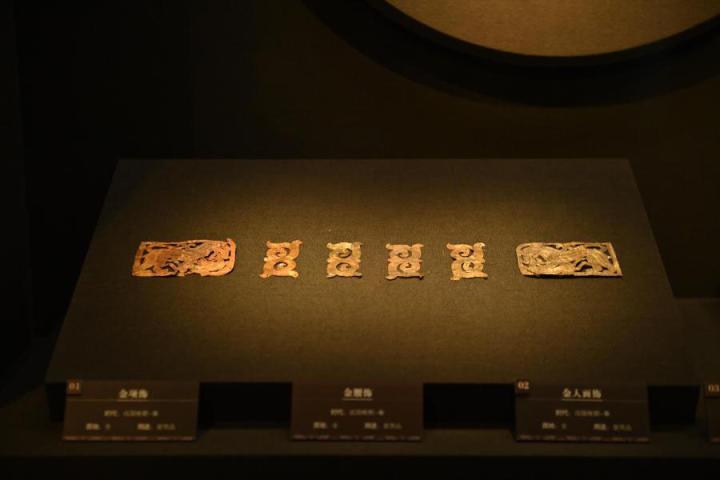 張家川縣馬家塬車輿博物館展陳的馬家塬遺址出土的金項(xiàng)飾、金腰飾、金人畫飾等。李亞龍 攝　　