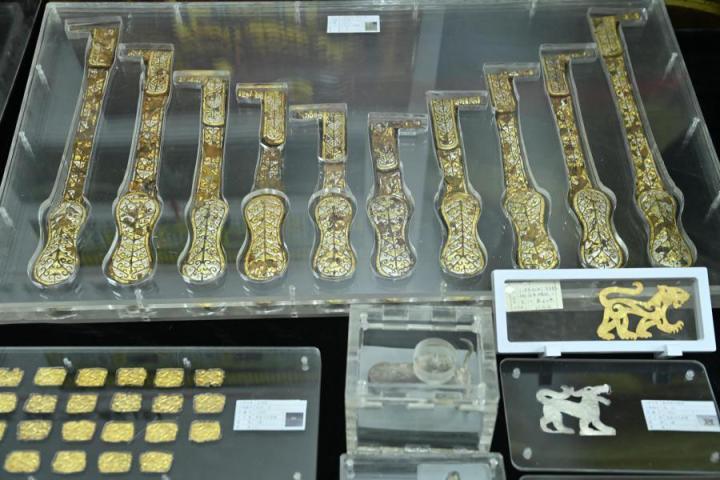 張家川馬家塬出土的金帶飾、大角羊、人形鉛俑及狼形銀車輿飾等文物。