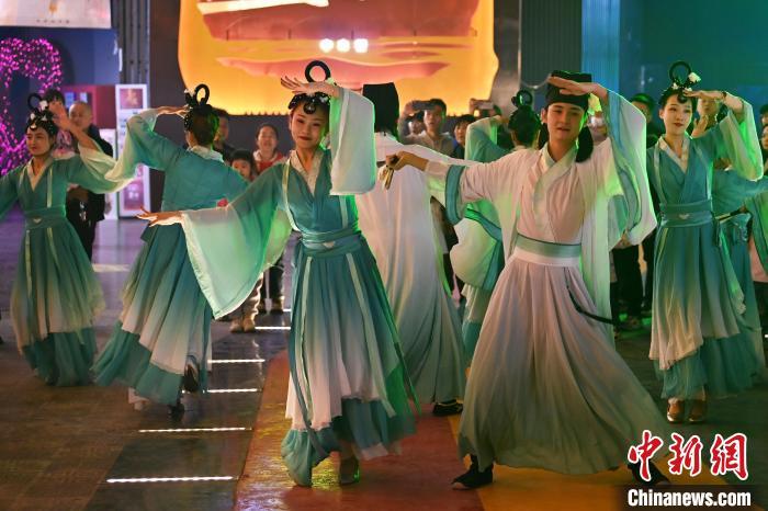 圖為工作人員進(jìn)行舞蹈表演。李亞龍 攝</p>
<p>