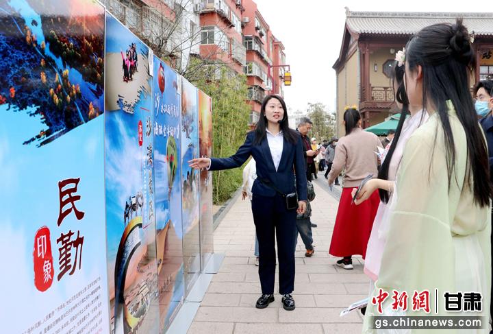 3月下旬，民勤縣在天水啟漢樓廣場舉行推介會，宣傳本地旅游資源和農(nóng)特優(yōu)產(chǎn)品。圖為工作人員向游客介紹民勤自然風(fēng)光、歷史文化。馬愛彬 攝