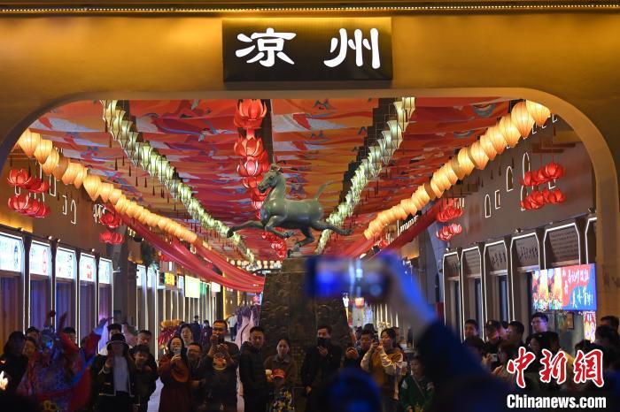 圖為游人拍攝煥然一新亮相的街區(qū)。李亞龍 攝</p><p>