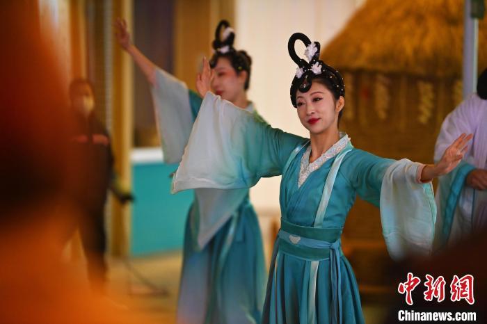 圖為工作人員進(jìn)行舞蹈表演。李亞龍 攝</p><p>