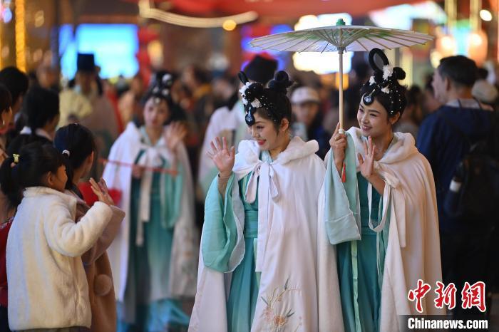 圖為街區(qū)人員著傳統(tǒng)服飾與游人互動。李亞龍 攝</p><p>