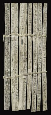 漢簡(jiǎn)《康居王使者冊(cè)》。此簡(jiǎn)記載了西域康居國(guó)使者前來(lái)“進(jìn)貢”駱駝，抵達(dá)敦煌遇到不公后反映問(wèn)題，朝廷受理解決的經(jīng)過(guò)。新華社發(fā)（甘肅簡(jiǎn)牘博物館供圖）