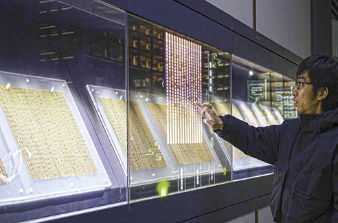 3月6日，工作人員在荊門市博物館新館內(nèi)楚簡(jiǎn)展廳展示使用互動(dòng)裝置。新華每日電訊記者　胡競(jìng)文