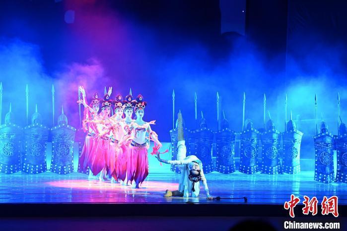 2023年2月18日，蘭州歌舞劇院創(chuàng)排的大型舞劇《大夢敦煌》。　　九美旦增 攝