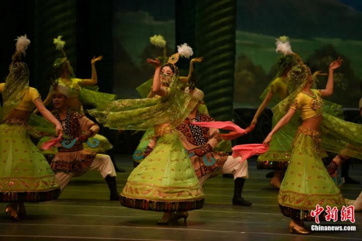2024年2月23日晚，中國(guó)經(jīng)典舞劇《絲路花雨》在甘肅蘭州演出恭賀新春。李亞龍 攝