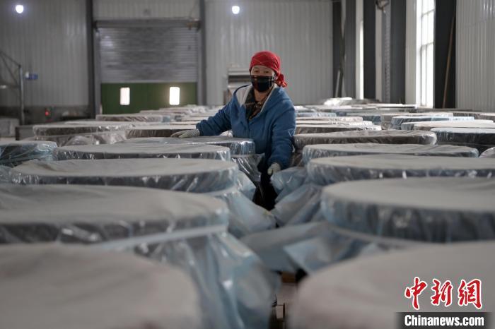 5月10日，工作人員檢查裝有酒糟的壇子。九美旦增　攝