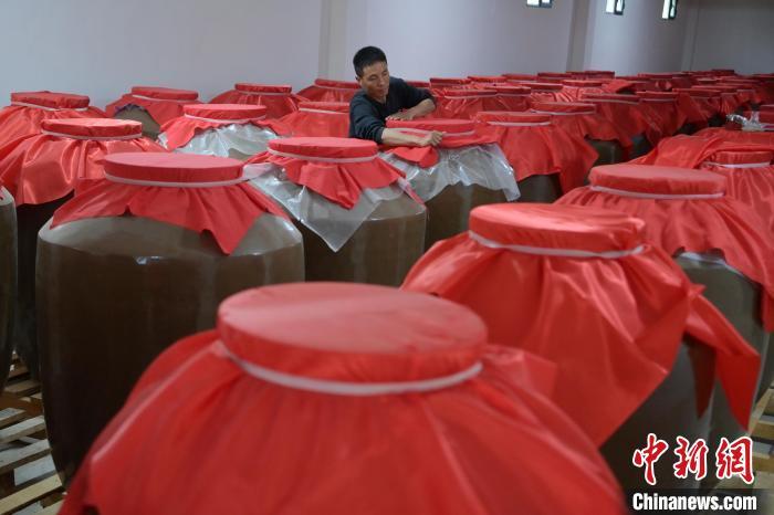 圖為5月10日，工作人員在儲酒庫檢查酒缸密封性。九美旦增　攝